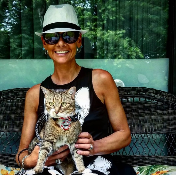 Meet your Posher, Victoria Lynn - Picture 4 of 8